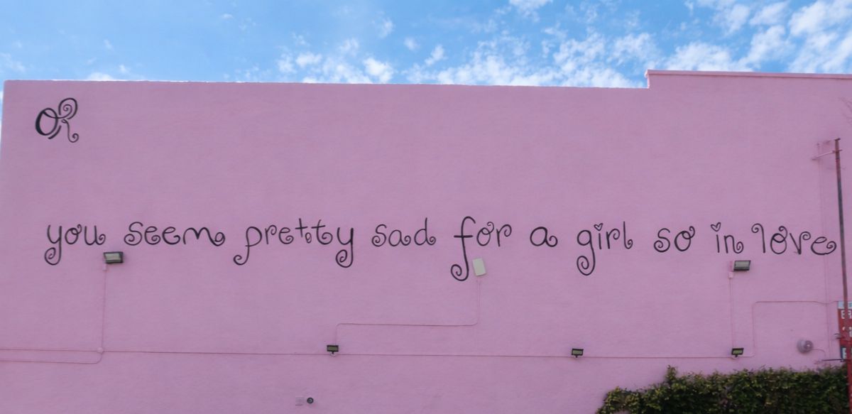 Titulo del album en la pared